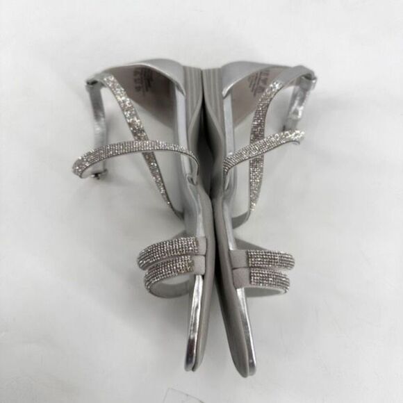 NWOT Naturalizer Sicily Women's Buckle Strappy Sandals Silver Size 7 - Picture 3 of 10